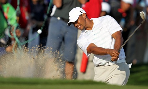 Tiger Woods in the hunt at Abu Dhabi