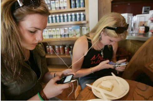 Julia Schwartz, left, and sister Robyn