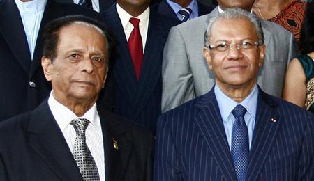 Mauritius' President Anerood Jugnauth (L) poses for a photograph with Prime Minister Navinchandra Ramgoolam (R) after the swearing-in ceremony in the capital Port Louis May 11, 2010.  REUTERS/Ally Soobye