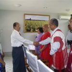 Myanmar's President Thein Sein (2nd L) shakes hands with peace group Karen National Union (KNU)'s Naw Si Pho Ra Sein (2nd R), KNU General Secretary Mutu Saipo (3rd R) and other members in Thein Sein's private farm house in Naypyitaw April 7, 2012. REUTERS/Stringer