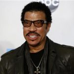 Singer Lionel Richie arrives at the 2011 American Music Awards in Los Angeles November 20, 2011. REUTERS/Danny Moloshok