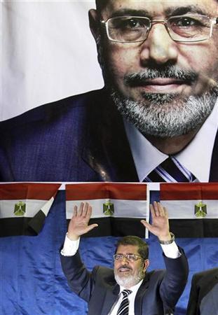 Mohamed Mursi,
the Muslim Brotherhood's presidential candidate, waves to his supporters during a campaigning conference in old Cairo Mohamed Mursi, the head of the Muslim Brotherhood's
political party and the Brotherhood's presidential candidate, waves to his supporters during a campaigning conference near
Amr ibn al-Asin Mosque in old Cairo April 30, 2012. REUTERS/Amr Abdallah Dalsh