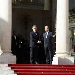 France's outgoing President Nicolas Sarkozy (L) shakes hands with newly-elected President Francois Hollande on the steps of the Elysee Palace at the handover ceremony in Paris May 15, 2012. REUTERS/Jacky Naegelen