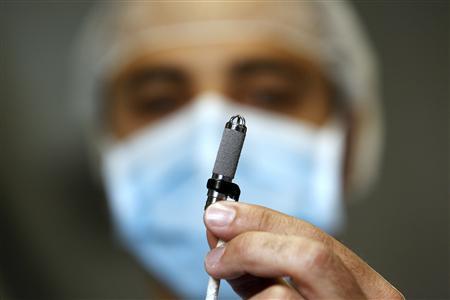 An Italian heart surgeon holds the world's smallest artificial
heart, which was implanted in a baby, in Rome An Italian heart surgeon holds a
tiny titanium pump, the world's smallest artificial heart, which was implanted in a baby, at the
Bambino Gesu' Hospital in Rome May 24, 2012. REUTERS/Alessandro Bianchi