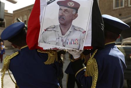 Soldiers carry the coffin of Major General Salem Ali Qatan, the slain commander of military forces in the south of Yemen, in Sanaa Soldiers carry the coffin of Major General Salem Ali Qatan, the slain commander of military forces in the south of Yemen, in Sanaa June 19, 2012. REUTERS/Mohamed al-Sayaghi