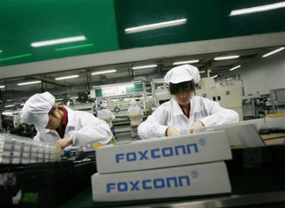 Employees work inside a Foxconn factory in the township of Longhua in the southern Guangdong province in this May 26, 2010 file photo. REUTERS/Bobby Yip/Files