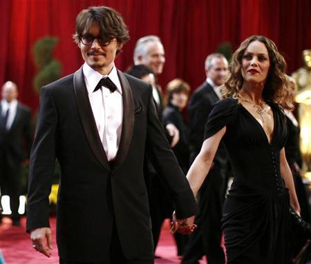 Johnny Depp, dressed in Giorgio Armani tuxedo and Anto Beverly Hills shirt, best actor Oscar nominee for "Sweeney Todd The Demon Barber of Fleet Street," arrives with his girlfriend Vanessa Paradis, dressed in Chanel and wearing Chanel Fine Jewelry, at the 80th annual Academy Awards in Hollywood February 24, 2008. REUTERS/Carlos Barria
