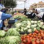 Residents buy vegetables from Tunisian vendors at a market in the Libyan mountain town of Zintan February 22, 2012. REUTERS/Ismail Zitouny