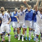 Greece's players celebrate victory against Russia after their Group A Euro 2012 soccer match at National stadium in Warsaw, June 16, 2012. REUTERS/Pawel Ulatowski
