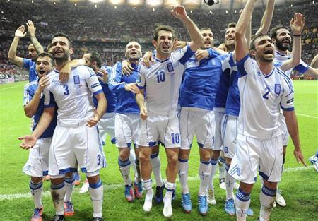 Greece's players celebrate victory against Russia after their Group A Euro 2012 soccer match at National stadium in Warsaw, June 16, 2012. REUTERS/Pawel Ulatowski