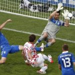 Croatia's Mario Mandzukic (C) scores a goal against Italy during their Group C Euro 2012 soccer match at the ctiy stadium in Poznan June 14, 2012. REUTERS/Bartosz Jankowski