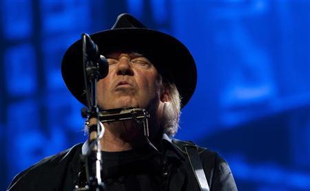 Neil Young performs as a surprise guest musician at the Robin Hood Foundation Benefit at the Jacob K Javits Convention Center in New York May 14, 2012. REUTERS/Andrew Kelly
