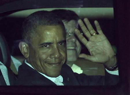 U.S. President Barack Obama waves from his car after landing at the airport in Los Cabos U.S. President Barack Obama waves from his car after landing at the airport in Los Cabos June 17, 2012. REUTERS/Henry Romero