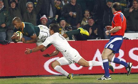 South Africa's JP Pietersen dives past England's Ben Youngs to score during their second rugby union test match in Johannesburg June 16, 2012. REUTERS/Mike Hutchings