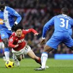 Wigan Athletic's Mohamed Diame (L) and Maynor Figueroa (R) challenge Manchester United's Park Ji-sung during their English Premier League soccer match in Manchester, northern England November 20, 2010. REUTERS/Nigel Roddis