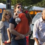 Actor Tom Cruise carries his daughter Suri into the Chelsea Piers sports facility in New York, July 17, 2012. REUTERS/Andrew Burton
