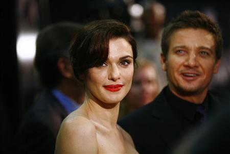 Cast members Rachel Weisz (L) and Jeremy Renner attend the premiere of the film "The Bourne Legacy" in New York July 30, 2012. REUTERS/Eric Thayer