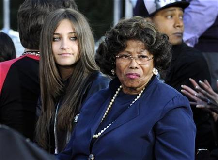 Michael Jackson's daughter Paris (L) and mother Kathleen attend a ceremony where the singer is immortalized by placing hand and foot imprints in cement in the courtyard of Hollywood's Grauman's Chinese Theatre in Los Angeles on January 26, 2012. REUTERS/Phil McCarten