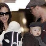 U.S. actress Angelina Jolie and actor Brad Pitt, each carrying their twins Vivienne Marcheline (L) and Knox Leon, arrive with all their children at Narita airport, near Tokyo, January 27, 2009. Pitt is in Japan to promote the film "The Curious Case of Benjamin Button". REUTERS/Toru Hanai