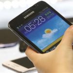 A customer tries the Samsung Galaxy Note smartphone at a store in Seoul August 26, 2012. REUTERS/Lee Jae-Won