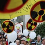 Anti-nuclear demonstrators gather outside Japanese Prime Minister Yoshihiko Noda's official residence in Tokyo August 10, 2012. REUTERS/Yuriko Nakao