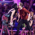 Presenter Katy Perry leans in to kiss One Direction's Niall Horan as the band accepts the award for best pop video for their song "What Makes You Beautiful" during the 2012 MTV Video Music Awards in Los Angeles, September 6, 2012. REUTERS/Mario Anzuoni