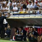 Real Madrid's coach Jose Mourinho (L) leans on his bench during their Spanish First Division soccer match against Sevilla at Ramon Sanchez Pizjuan stadium in Seville September 15, 2012. REUTERS/Marcelo del Pozo