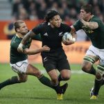 South Africa Springboks' Francois Steyn (L) and Willem Alberts (R) tackle New Zealand All Blacks' Ma'a Nonu during their Rugby Championship test match in Dunedin September 15, 2012. REUTERS/Anthony Phelps