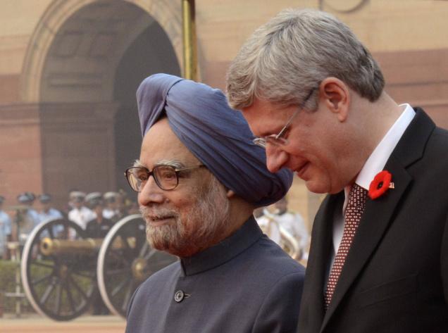Canadian-Prime-Minister-Stephen-Harper-being-welcomed-by-Prime-Minister-Manmohan-Singh-during-ceremonial-reception-at-the-forecourt-of-Rashtrapati-Bhavan-in-New-Delhi-on-Tuesday