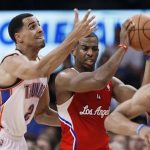 Los Angeles Clippers guard Chris Paul (R) is guarded by Oklahoma City Thunder guard Thabo Sefolosha in the second half of their NBA basketball game in Oklahoma City, Oklahoma November 21, 2012. REUTERS/Bill Waugh