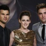 Cast members Robert Pattinson (R), Kristen Stewart (C) and Taylor Lautner pose for pictures before the German premiere of The Twilight Saga: Breaking Dawn Part 2 in Berlin, November 16, 2012. REUTERS/Thomas Peter