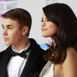 Singer Selena Gomez (R) and Justin Bieber, pose on arrival at the 2011 American Music Awards in Los Angeles November 20, 2011. REUTERS/Danny Moloshok