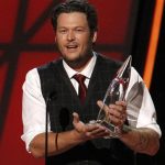 Blake Shelton accepts the award for entertainer of the year at the 46th Country Music Association Awards in Nashville, Tennessee, November 1, 2012. REUTERS/Harrison McClary