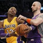Phoenix Suns' Marcin Gortat (R) of Poland defends against Los Angeles Lakers' Dwight Howard during the first half of their NBA basketball game in Los Angeles November 16, 2012. REUTERS/Danny Moloshok