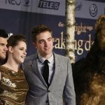 Cast members Robert Pattinson (R), Kristen Stewart (C) and Taylor Lautner pose for pictures before the German premiere of The Twilight Saga: Breaking Dawn Part 2 in Berlin, November 16, 2012. REUTERS/Thomas Peter