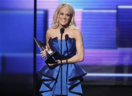 Carrie Underwood accepts the award for favorite country album for "Blown Away" at the 40th American Music Awards in Los Angeles, California, November 18, 2012. REUTERS/Danny Moloshok
