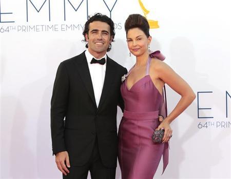 Ashley Judd and Scottish racecar driver Dario Franchitti arrive at the 64th Primetime Emmy Awards in Los Angeles September 23, 2012. REUTERS/Mario Anzuoni