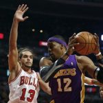 Chicago Bulls center Joakim Noah (13) defends against Los Angeles Lakers center Dwight Howard during the first half of their NBA basketball game in Chicago, Illinois January 21, 2013. REUTERS/Jeff Haynes