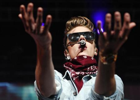 Justin Bieber performs at the Jingle Ball 2012 in Atlanta, Georgia December 12, 2012. REUTERS/Tami Chappell