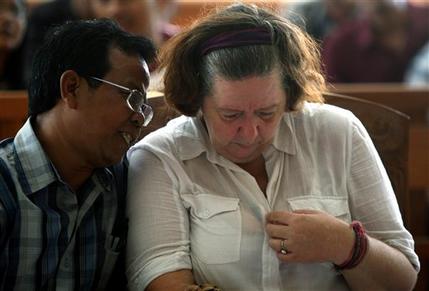Lindsay June Sandiford of Britain, right, listens to her interpreter during her sentencing at a courthouse, in Denpasar, Bali island, Indonesia, Tuesday, Jan. 22, 2013. The Indonesian court sentenced Sandiford to death on Tuesday for smuggling cocaine worth $2.5 million into the resort island of Bali  even though prosecutors had sought only a 15-year sentence.  (AP Photo/Firdia Lisnawati)