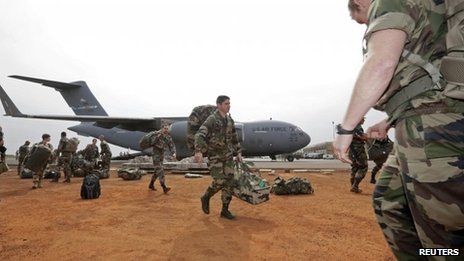 Mali conflict: US begins French troop airlifts