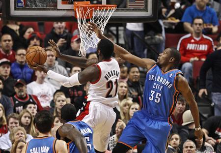 Portland Trail Blazers' Hickson shoots as Oklahoma City Thunder's Durant defends, during their NBA basketball game in Portland Portland Trail Blazers center J.J. Hickson (21) shoots as Oklahoma City Thunder small forward Kevin Durant (35) defends, during the first quarter of their NBA basketball game in Portland, Oregon, January 13, 2013. REUTERS/Steve Dipaola