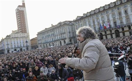 Five-Star Movement activist and comedian Beppe Grillo (C) gestures during a rally in Turin February 16, 2013. REUTERS/Giorgio Perottino