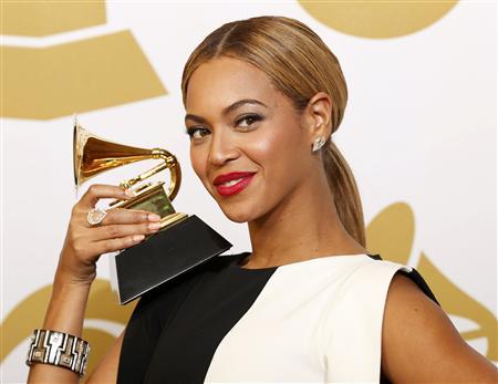 Beyonce poses with her award for Best Traditional R&B Performance for "Love On Top" backstage at the 55th annual Grammy Awards in Los Angeles, California February 10, 2013. REUTERS/Mario Anzuoni