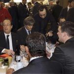 French President Francois Hollande (L) shares a breakfast with farmers during his visit at the 50th International Agricultural Show in Paris, February 23, 2013. The Paris Farm Show runs from February 23 to March 3, 2013. REUTERS/Philippe Wojazer