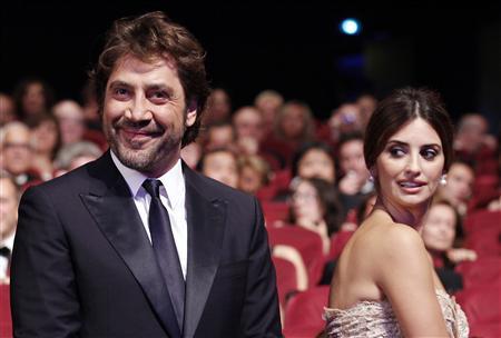Actor Javier Bardem (L) arrives with his wife actress Penelope Cruz (R) at the award ceremony of the 63rd Cannes Film Festival May 23, 2010. REUTERS/Yves Herman