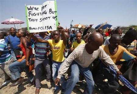 File photo of striking platinum miners march near the Anglo-American Platinum (AMPLATS) mine near Rustenburg in South Africa's North West Province, October 5, 2012. REUTERS/Mike Hutchings