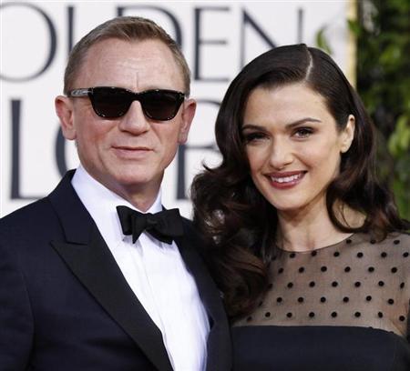 Actor Daniel Craig and his wife, actress Rachel Weisz, arrive at the 70th annual Golden Globe Awards in Beverly Hills, California, January 13, 2013. REUTERS/Mario Anzuoni