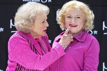 Actress Betty White touches the lips of her wax figure during the unveiling at Madame Tussauds Hollywood wax museum in Los Angeles, California June 4, 2012. REUTERS/Bret Hartman