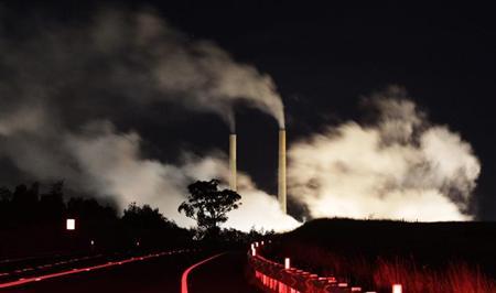 Steam and other emissions rise from a coal-fired power station near Lithgow, 120 km (75 miles) west of Sydney, July 7, 2011. REUTERS/Daniel Munoz